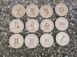 Onderzetters met opdruk van de sterrenbeelden