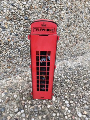 Wijnkist in de vorm van een Engelse telefooncel