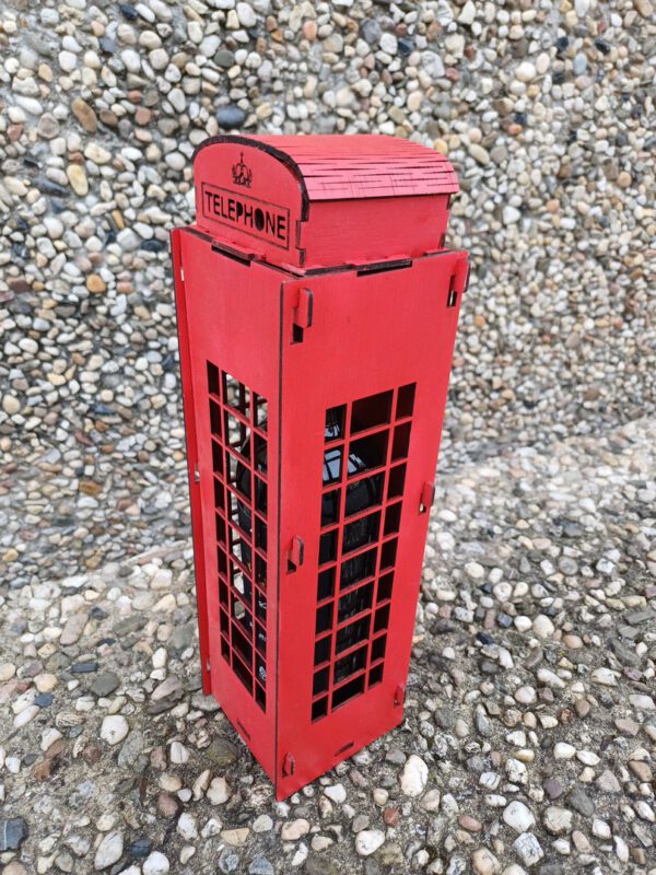 Wijnkist in de vorm van een Engelse telefooncel