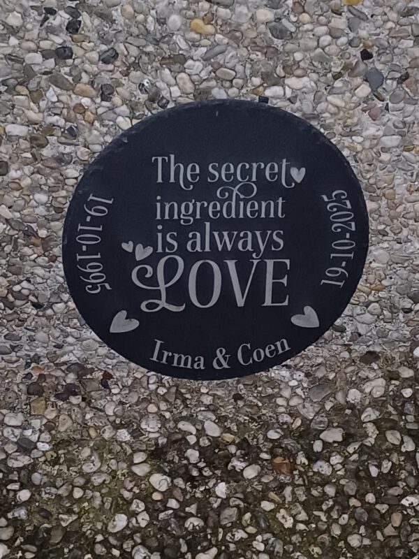 Borrelplank van leisteen met tekst